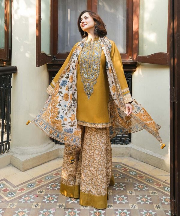 Unstitched 3 Piece Embroidered Lawn Suit With Printed Polly Lawn Dupatta GRW-61